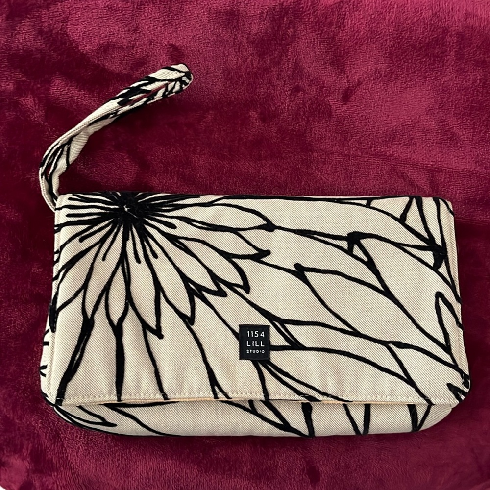1154 LILL Wristlet